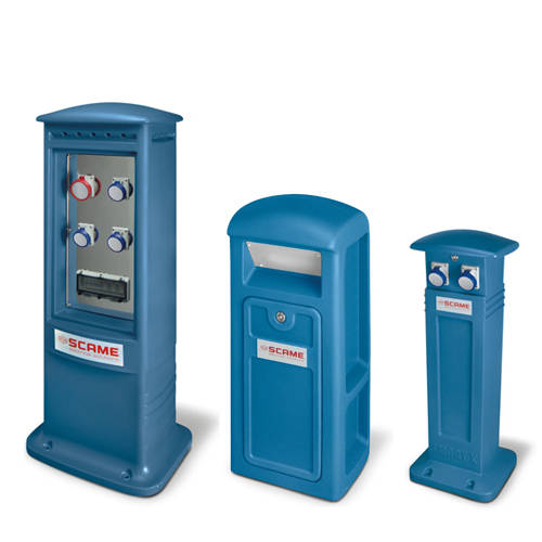 Distribution pedestals terminals in thermoplastic material Scame for outdoor installations. Image of three blue dispensers of different sizes, with industrial sockets, designed for the distribution of electricity in outdoor environments such as campsites, marinas and rest areas.